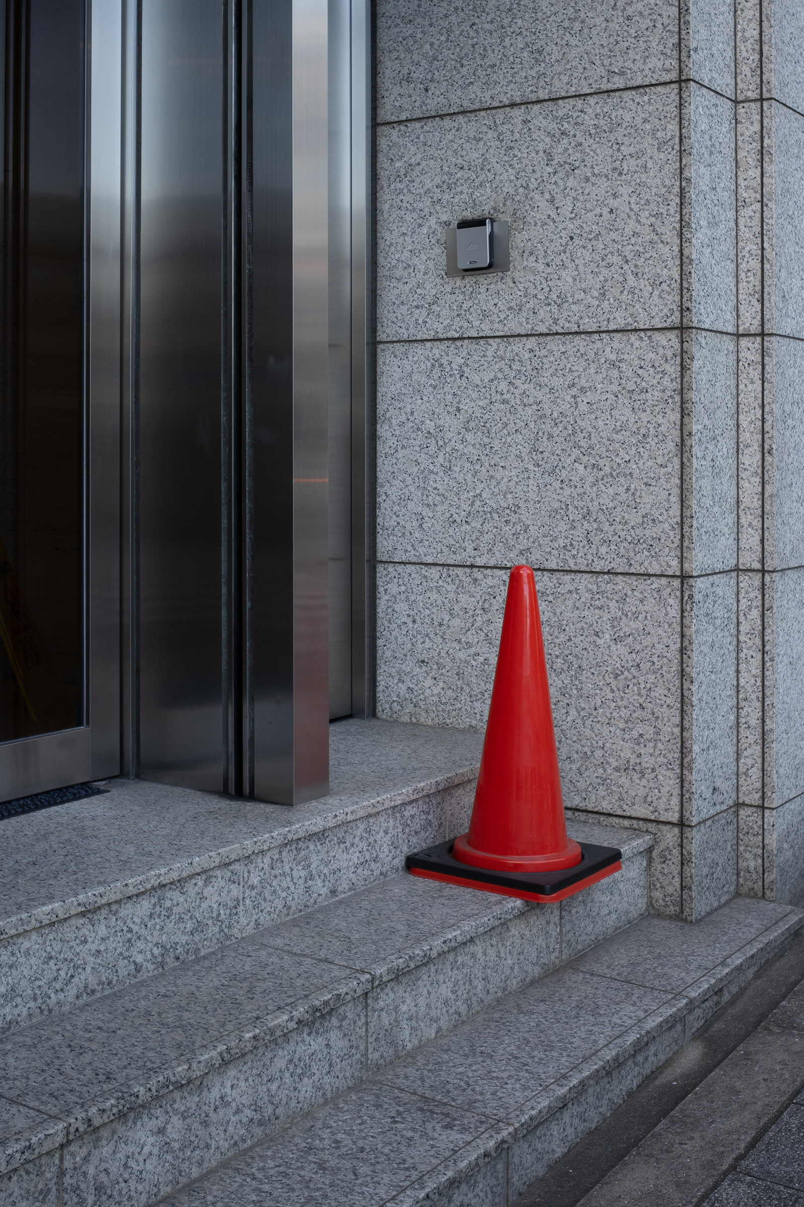 09 - pachołek na szarych schodach